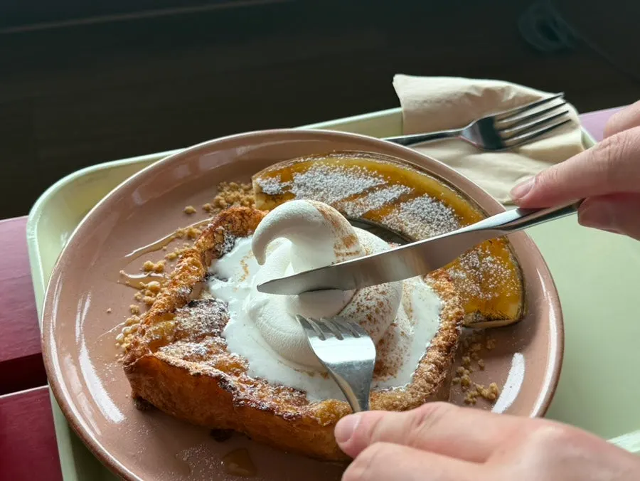 Một miếng French toast đã được cắt