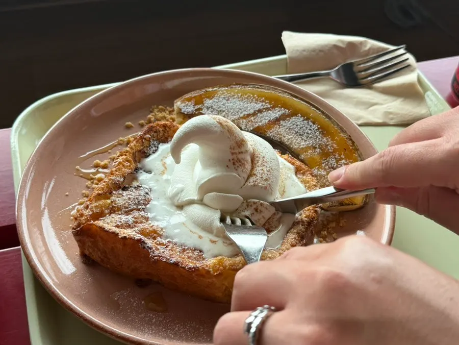 Bàn có French toast và đồ uống