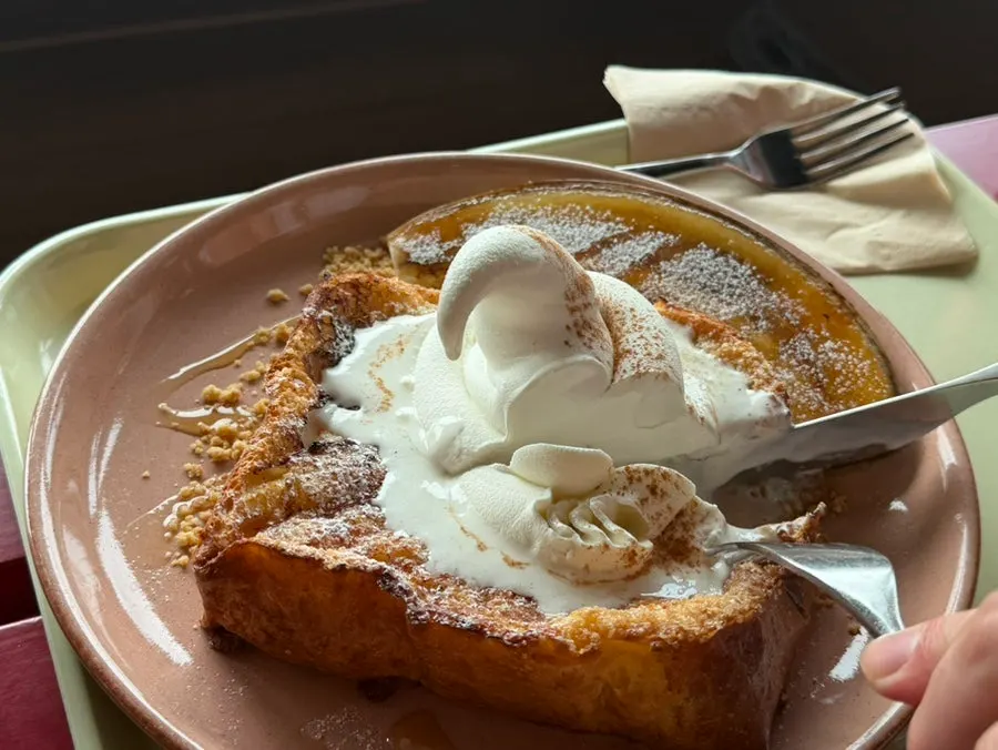 Ăn French toast cùng kem