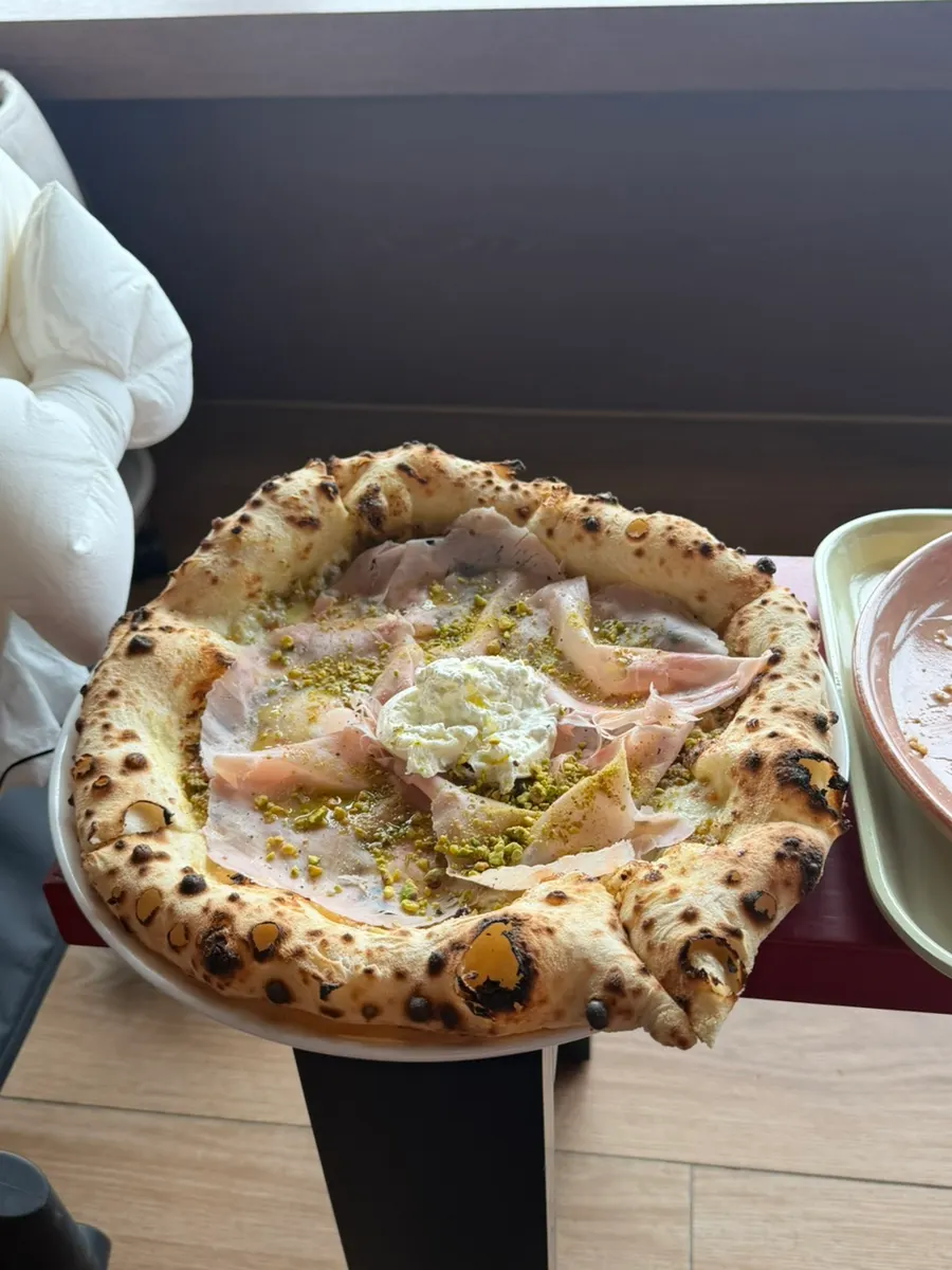 Nguyên bánh pizza jambon được nhân viên khuyên gọi