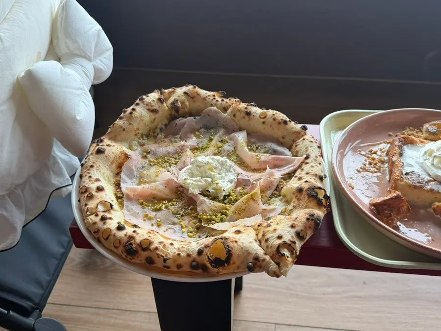 Pizza jambon với đế kiểu Napoli