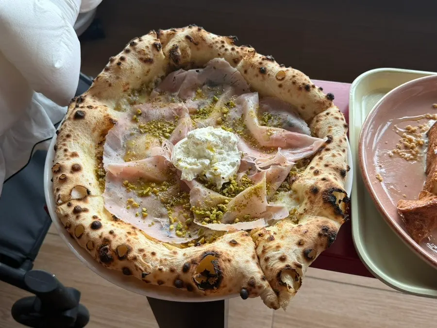 Cận cảnh pizza jambon phủ burrata