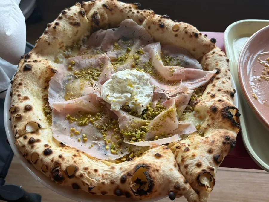 Miếng pizza phết kem pistachio