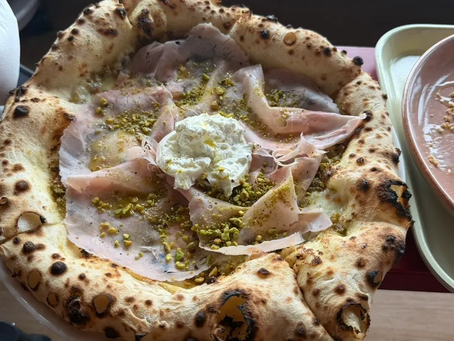 Nhấc một miếng pizza jambon lên
