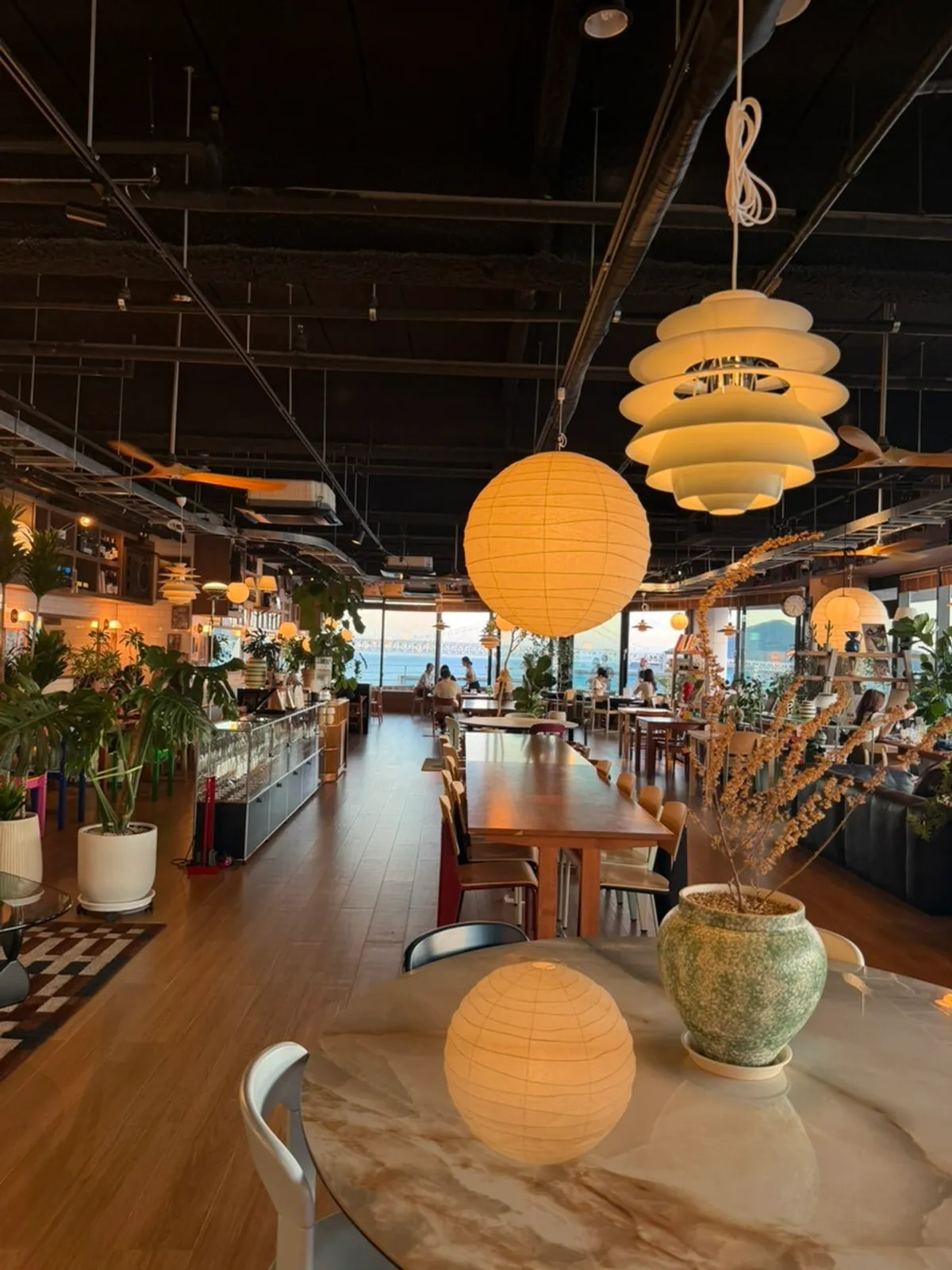 Ocean-view café space at Working Holiday Minrak