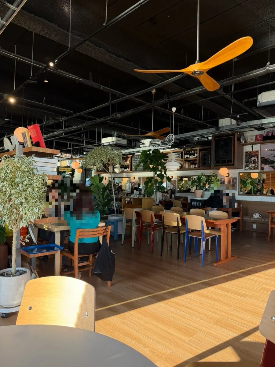 Lighting and interior decor at Working Holiday Minrak
