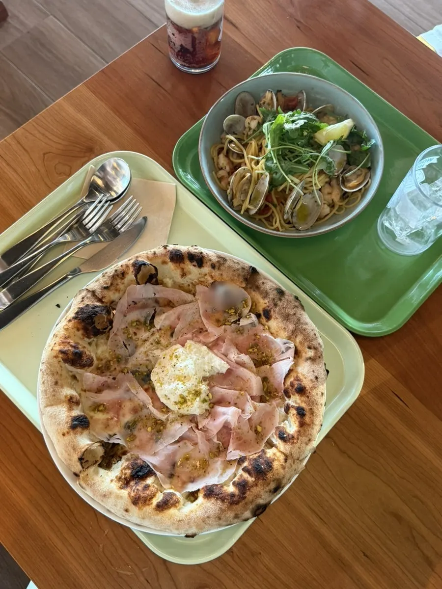 The ordered jambon pizza and shrimp oil pasta on the table