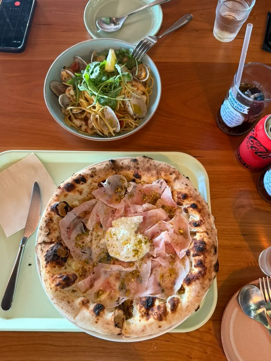 Jambon pizza topped with burrata cheese