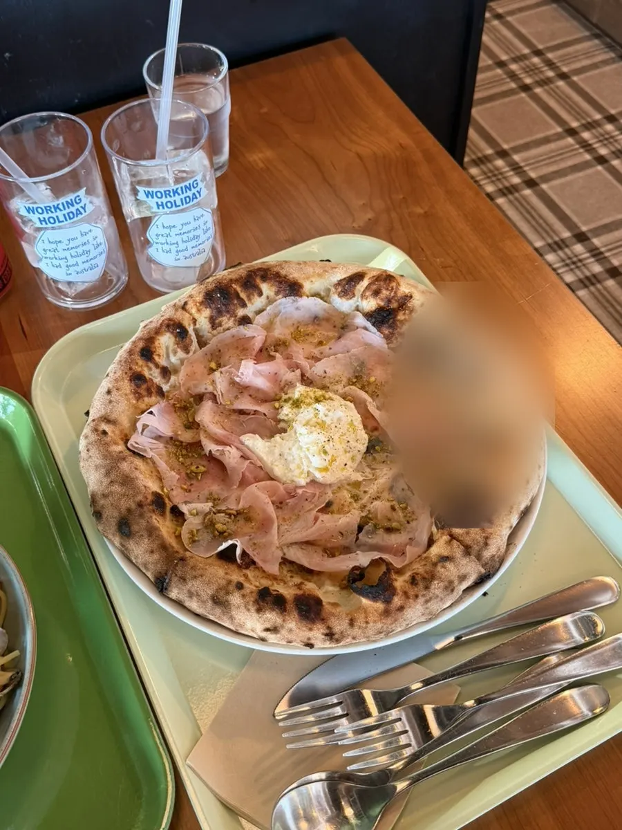 Close-up of jambon pizza topped with crushed pistachio