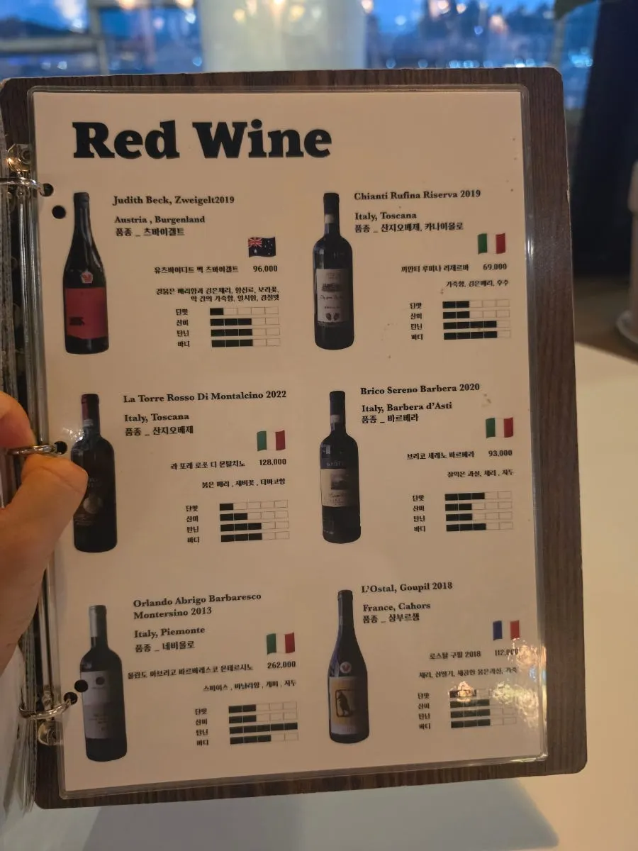 広安里オーシャンビューカフェの店内全景