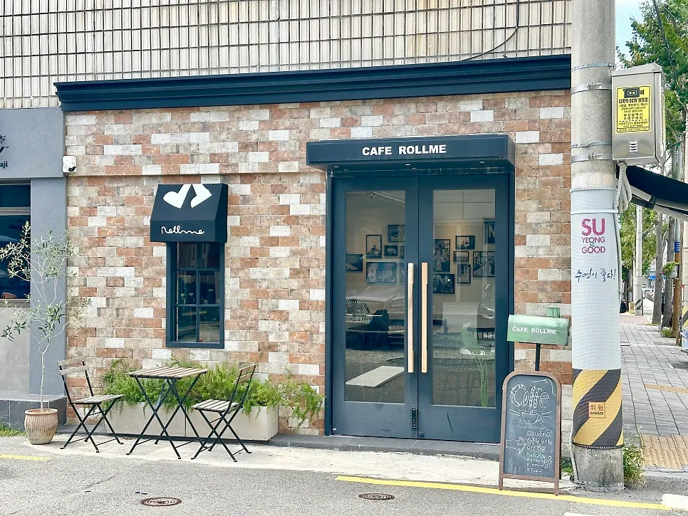 Café photo announcing Rollmi’s new menu visit