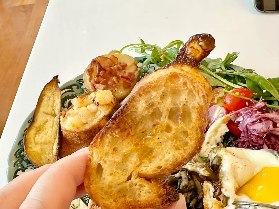 Brunch plate with egg and vegetables