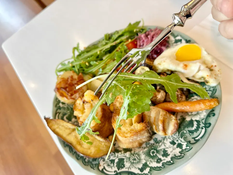 Brunch plate with toasted bread and mushrooms