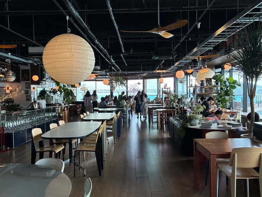 Sunlit seating inside Working Holiday Minrak
