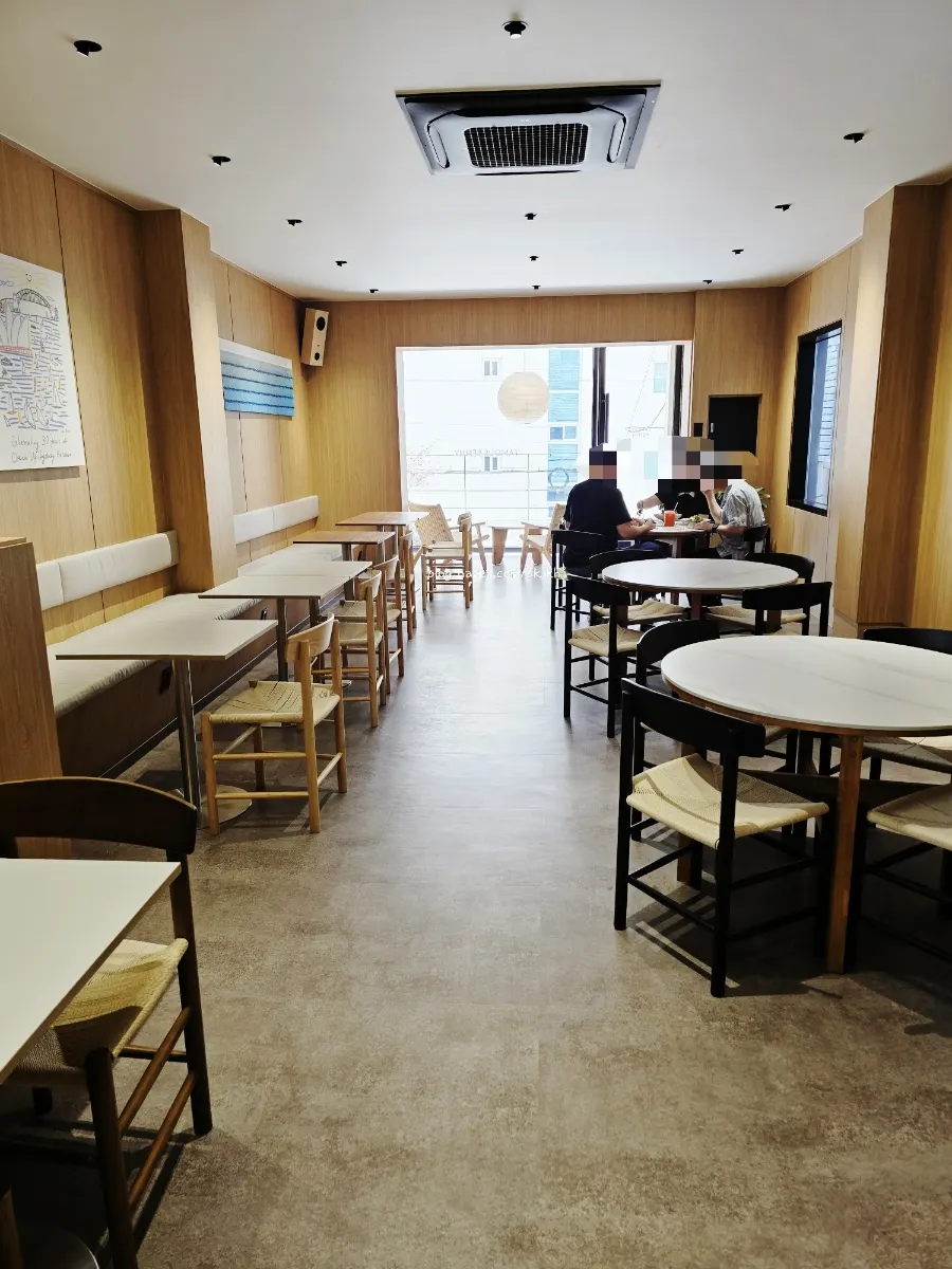 여유롭게 머물기 좋은 2층 테이블