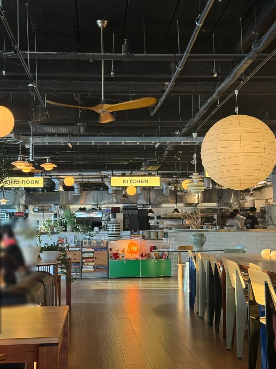 Café atmosphere suited to brunch and wine