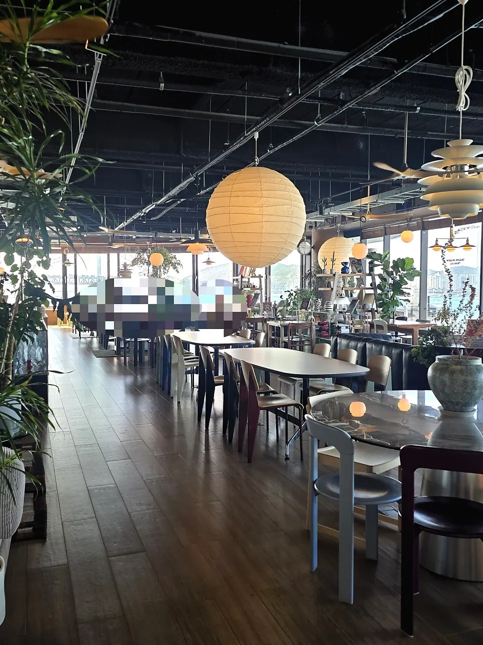 Entrance of Working Holiday Minrak with kiosk ordering