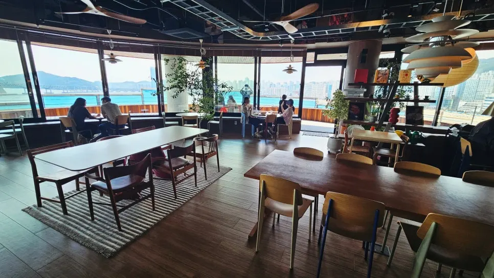 Window seats and sea view at Working Holiday Minrak