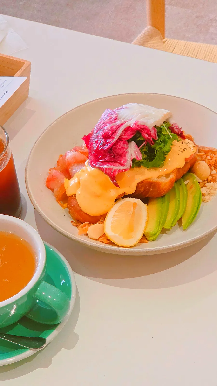 野菜の葉が乗ったザ・フェイマス・ベニーのエッグベネディクトの皿