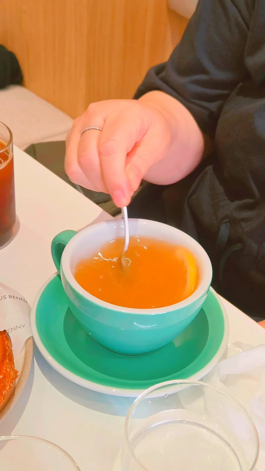 カラフルなカップに入った温かい生姜レモン茶