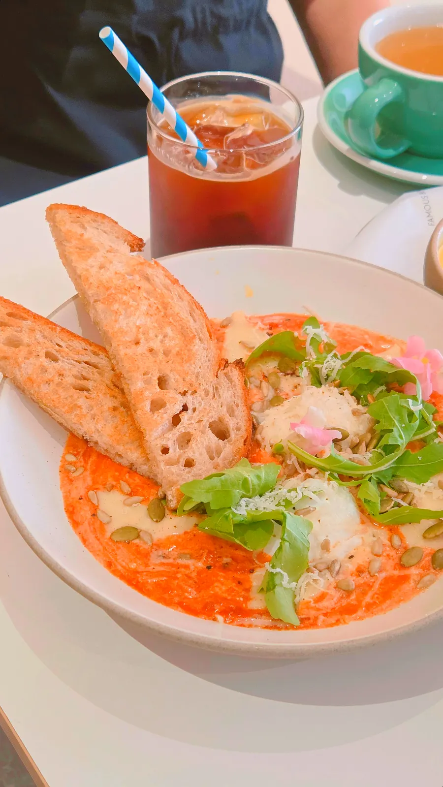 スープとパンを添えたブランチのテーブル