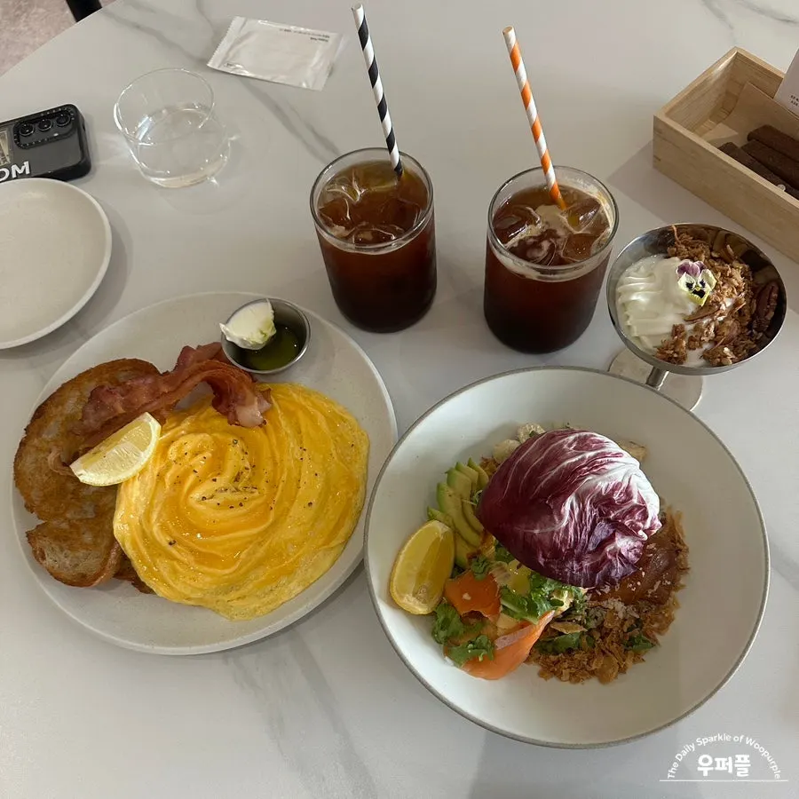 Two brunch plates placed together on the table