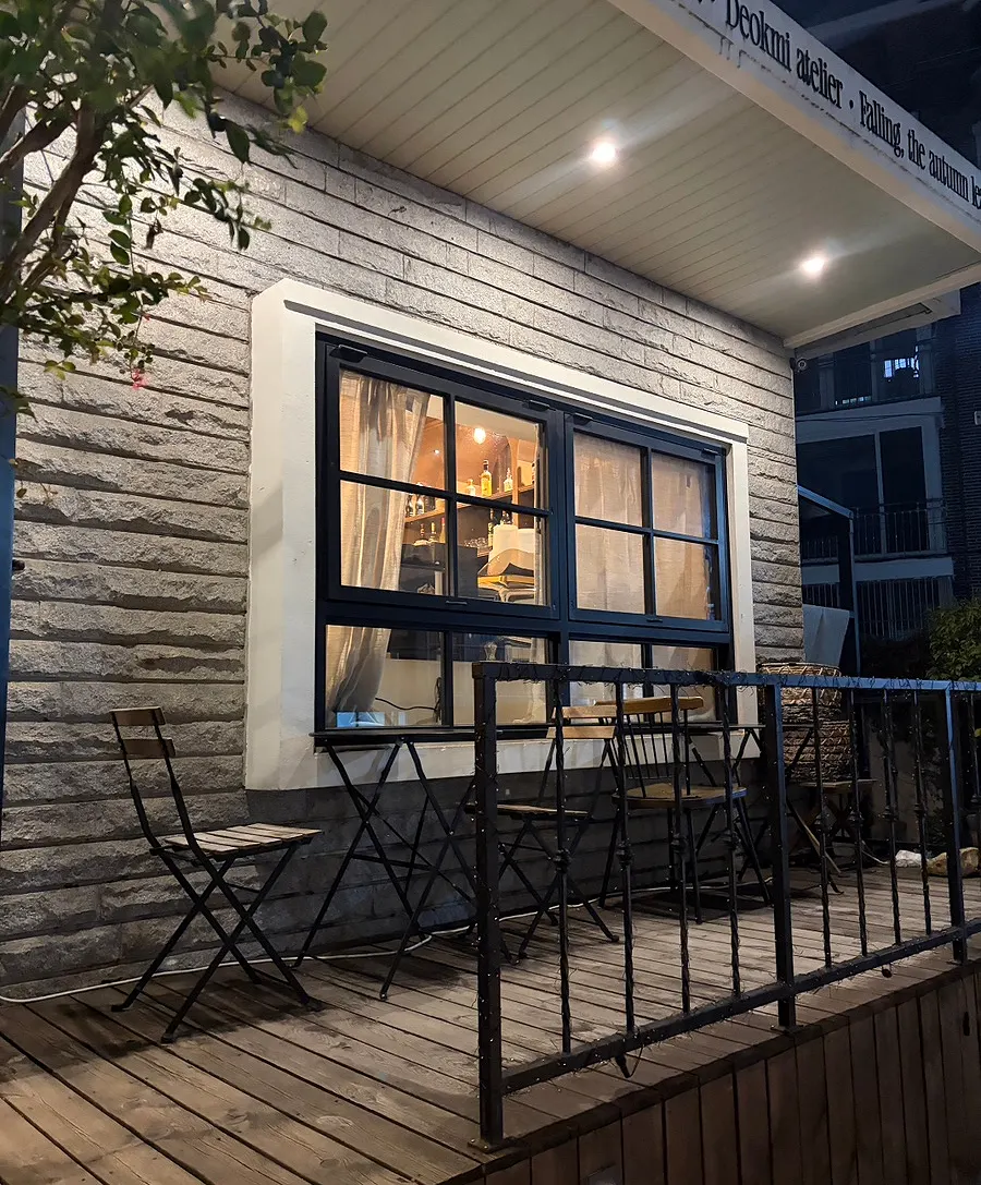 조용한 분위기의 카페 실내 테이블
