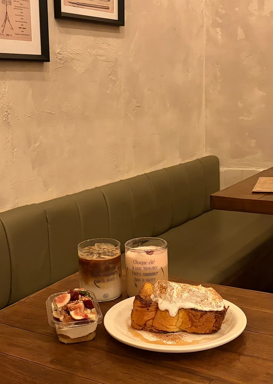 음료 2종과 프렌치토스트, 티라미수를 차린 테이블