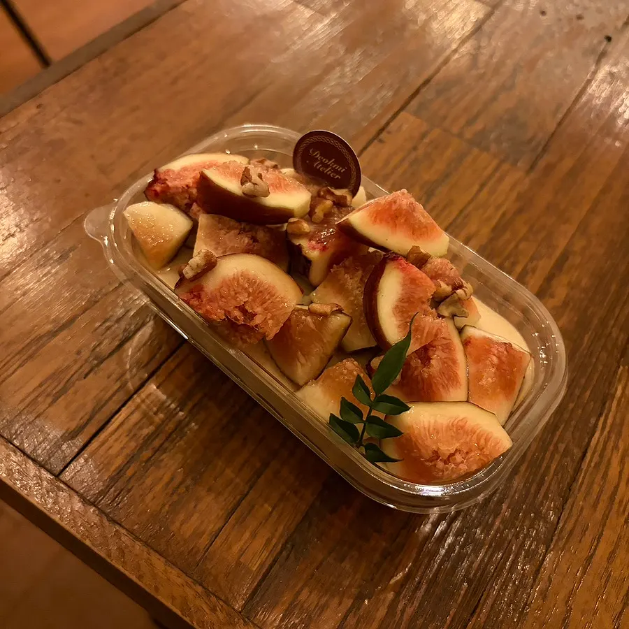 커피와 함께 놓인 프렌치토스트 한 접시