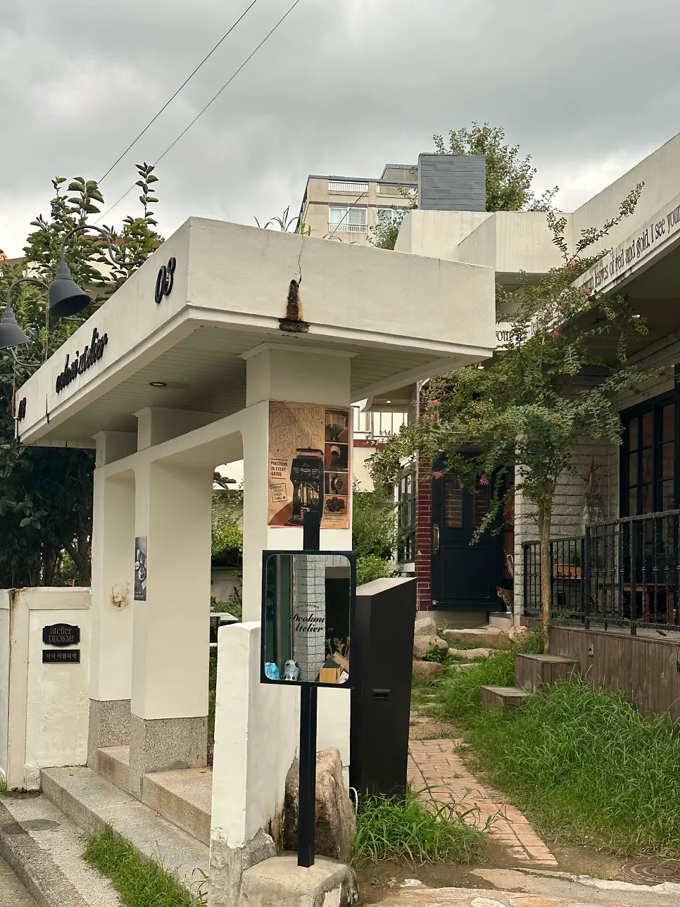 Deokmi Atelier Gwang-an Branch's atmosphere in a Gwangalli side street