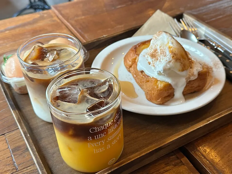 Close-up of the orange americano