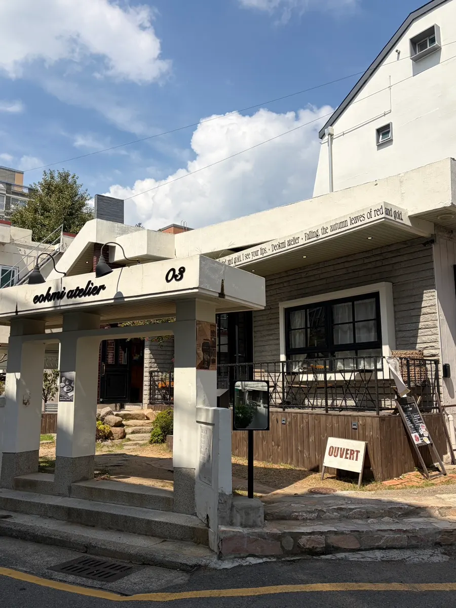 Exterior atmosphere of the house-renovated café