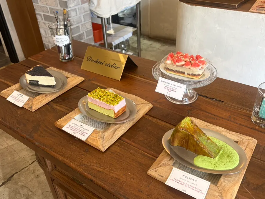 Cake and tiramisu models displayed in the showcase