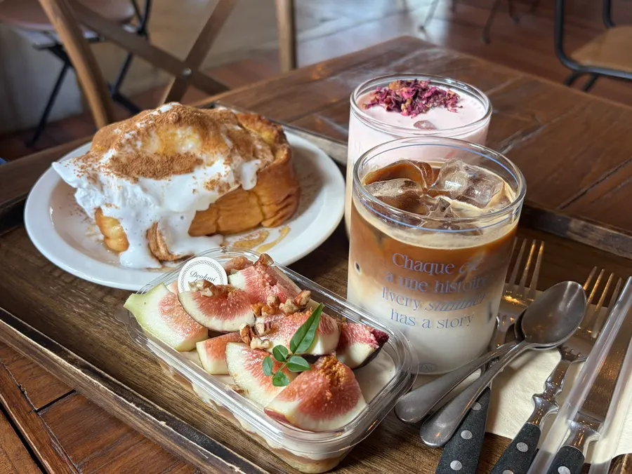 Royal vanilla bean latte and rose thé noir