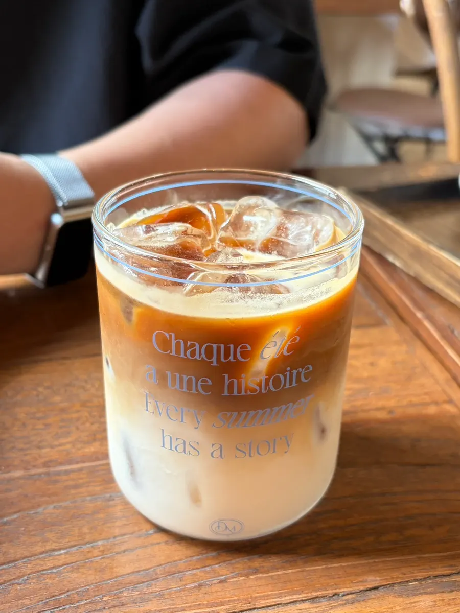 Latte served in a wide-diameter cup