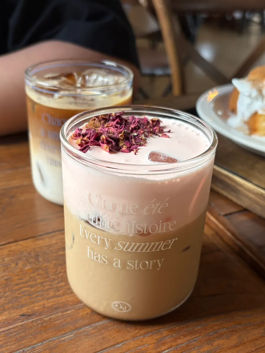 Rose thé noir topped with pink cream
