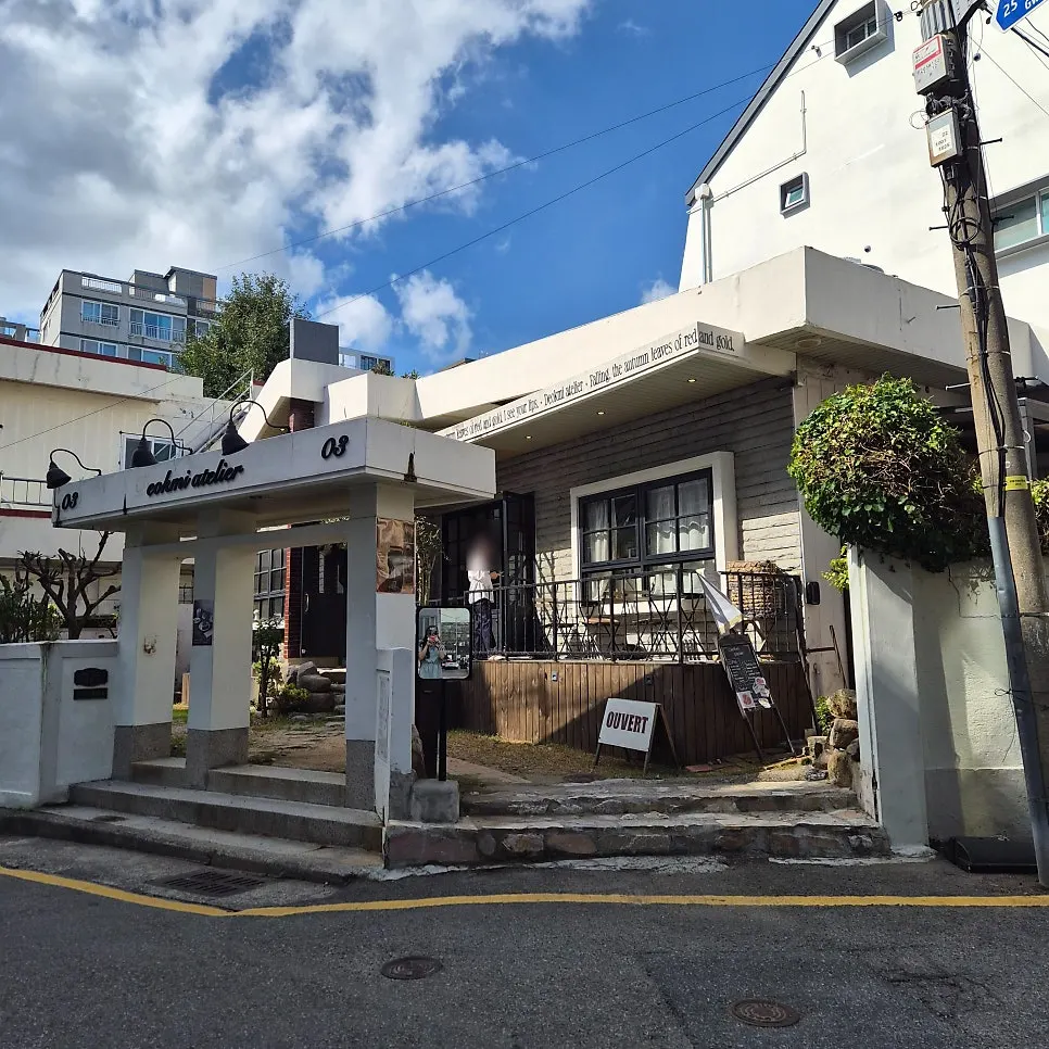 Exterior of Deokmi Atelier Gwang-an Branch on a residential alley