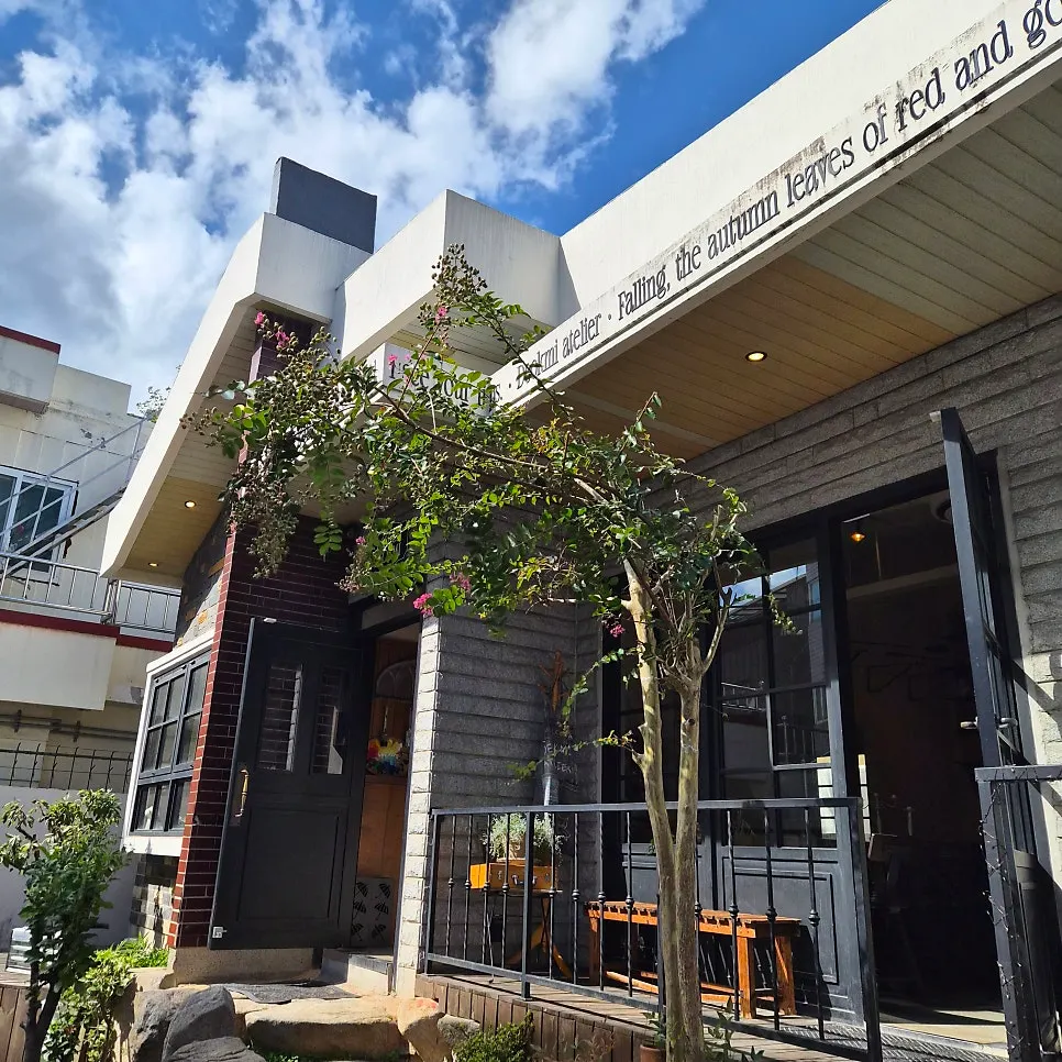 The small garden in front of the café