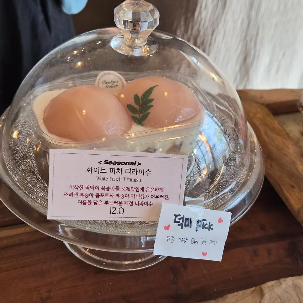Realistic-looking dessert replica display