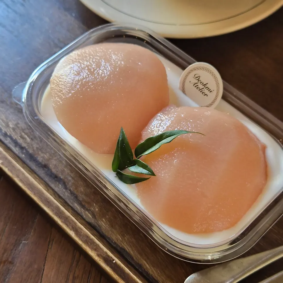 White peach tiramisu topped with peach