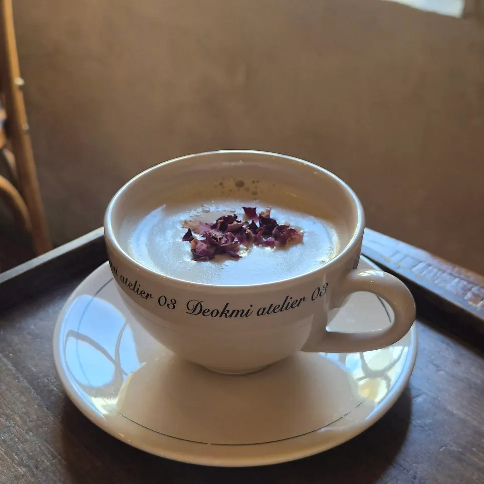 Rose-scented milk tea, rose thé noir