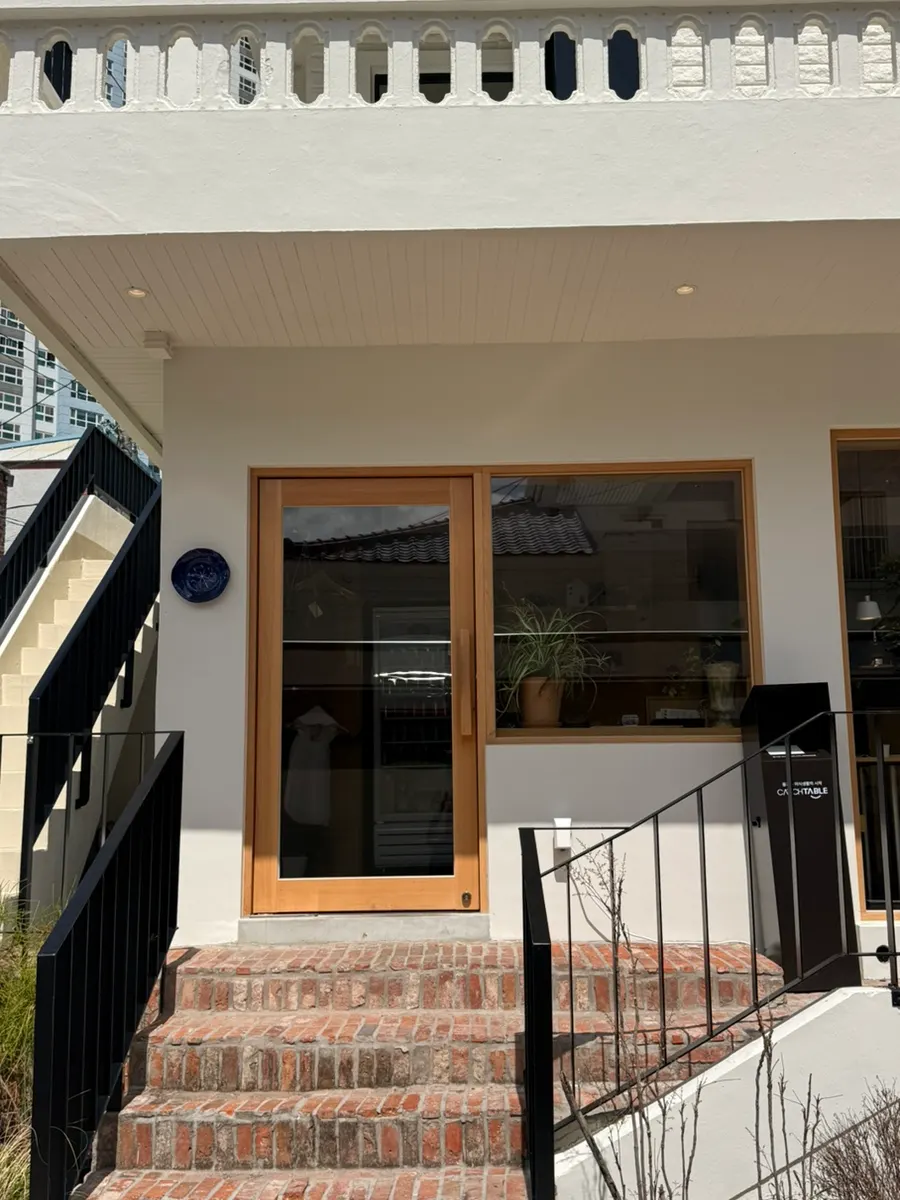 Exterior of Extra Mile restaurant