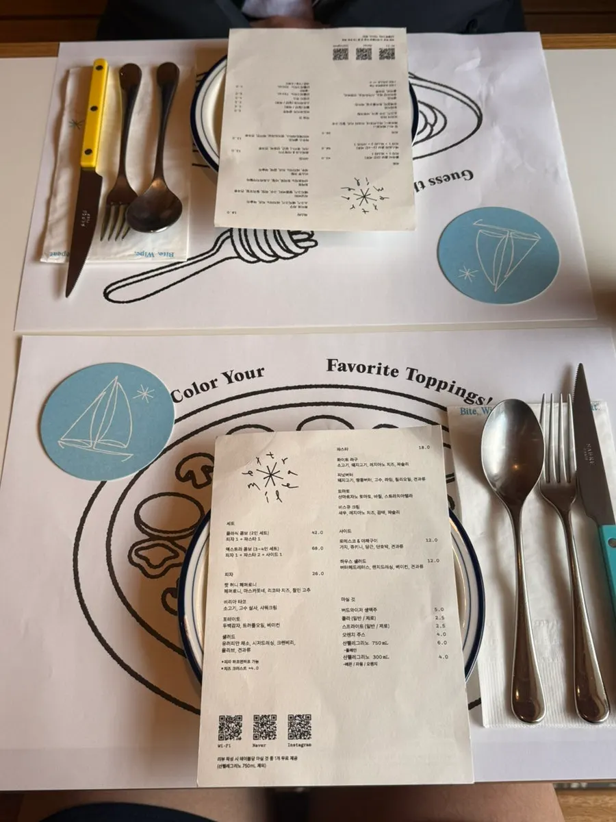 Table mat printed with a coloring illustration