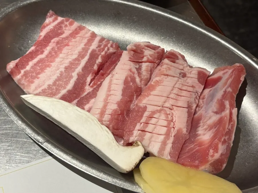 갈비살과 갈빗대가 함께 담긴 생갈비