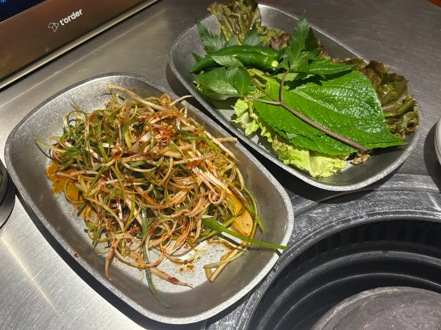 미리 준비된 숯불에 고기 굽는 모습