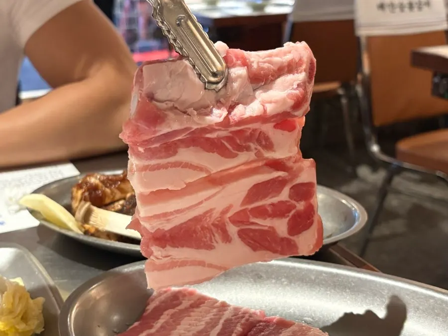 칼집 낸 생갈비 굽는 중