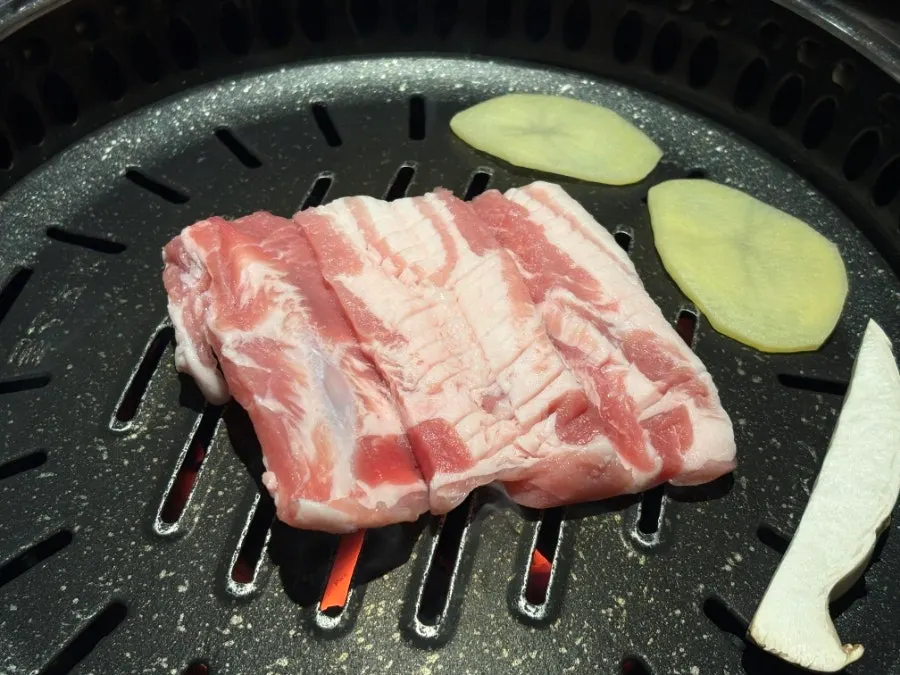 갈빗대가 붙은 생갈비 구이