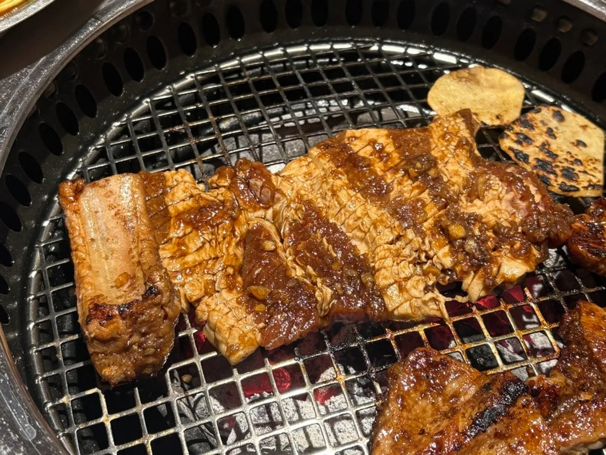 숯불에 구워진 양념 돼지갈비