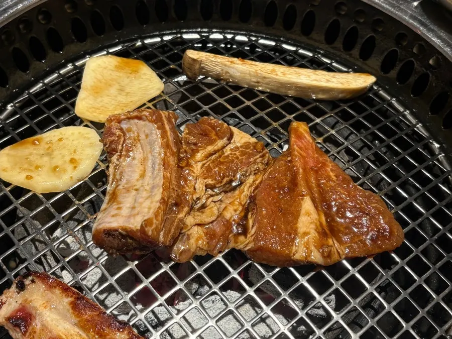 양념이 잘 배인 갈비 구이 클로즈업