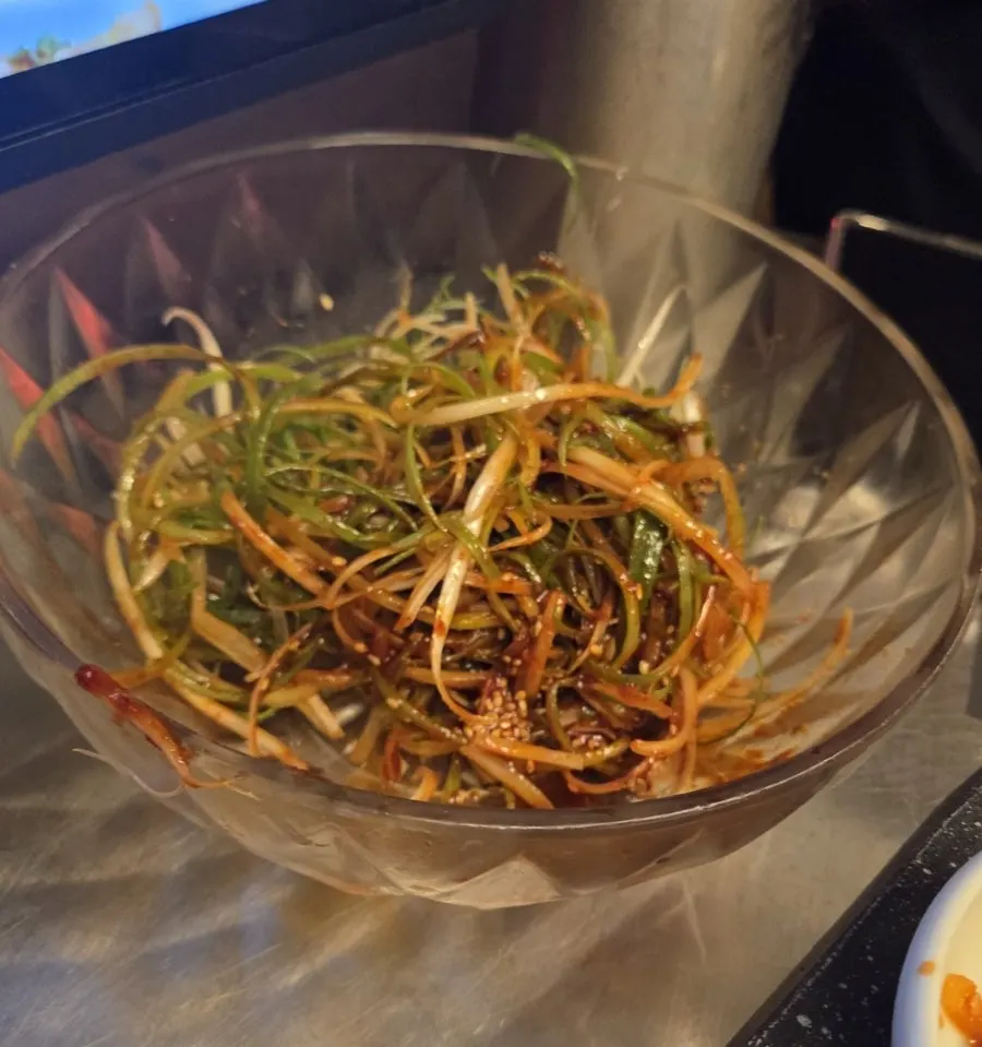 파채무침과 명란젓이 포함된 기본찬